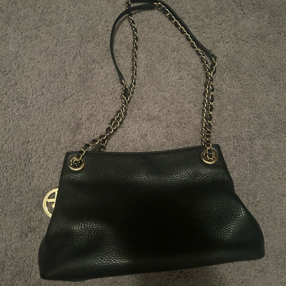 Black Michael kors crossbody shoulder purse with gold chain - Picture 8 of 10